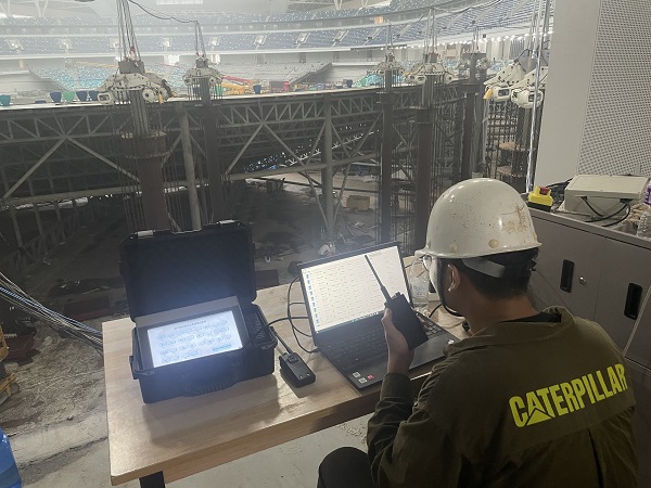 16時(shí),專(zhuān)用電路劉菁昊在廈門(mén)項(xiàng)目現(xiàn)場(chǎng)暴雨等惡劣條件下,經(jīng)歷三天近60小時(shí)將水平看臺(tái)試驗(yàn)段下放成功。.jpg 16時(shí),專(zhuān)用電路劉菁昊在廈門(mén)項(xiàng)目現(xiàn)場(chǎng)暴雨等惡劣條件下,經(jīng)歷三天近60小時(shí)將水平看臺(tái)試驗(yàn)段下放成功。.jpg