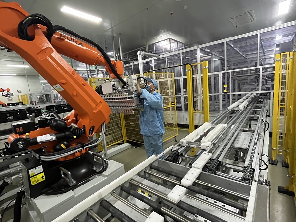 凌晨1點(diǎn),專(zhuān)用電路事業(yè)部程凱在方型電芯注液車(chē)間對(duì)注液下料機(jī)器人手爪進(jìn)行維護(hù).jpg 凌晨1點(diǎn),專(zhuān)用電路事業(yè)部程凱在方型電芯注液車(chē)間對(duì)注液下料機(jī)器人手爪進(jìn)行維護(hù).jpg