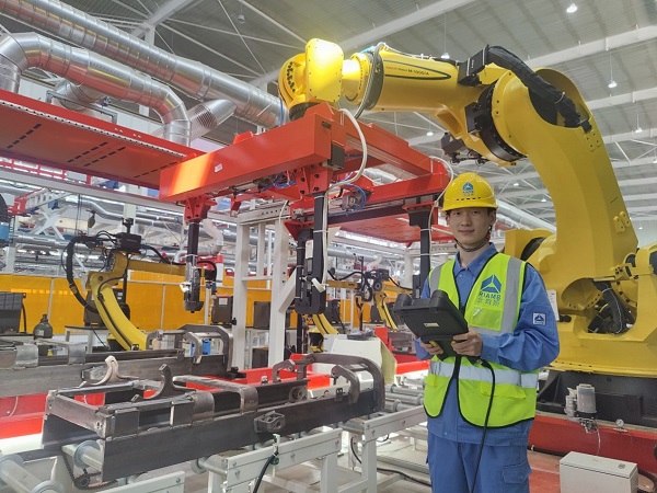 11時(shí),機(jī)器人事業(yè)部張鴻杰在徐州外門(mén)架焊接生產(chǎn)線項(xiàng)目現(xiàn)場(chǎng)進(jìn)行門(mén)架焊接工藝調(diào)試.jpg 11時(shí),機(jī)器人事業(yè)部張鴻杰在徐州外門(mén)架焊接生產(chǎn)線項(xiàng)目現(xiàn)場(chǎng)進(jìn)行門(mén)架焊接工藝調(diào)試.jpg