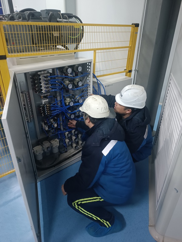 1. 天津，自控事業部竇增濤、趙強磊正在BOPA成套裝置及服務采購項目上進行調試.jpg